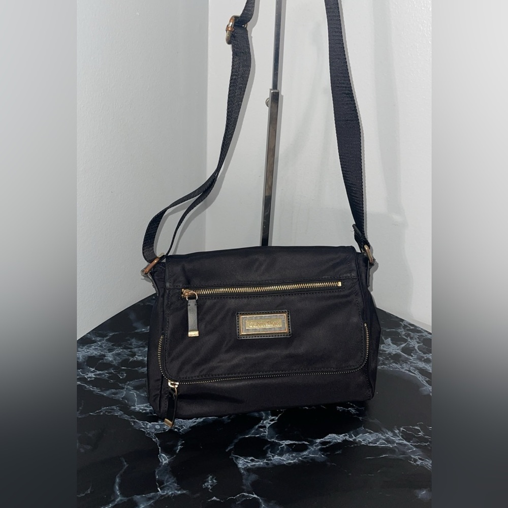 CALVIN KLEIN Handbag Black Nylon Crossbody Calvin Klein Print on Strap AUTHENTIC - Picture 6 of 16